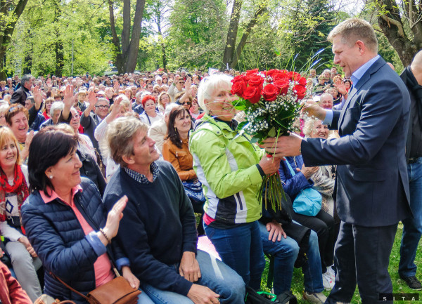 Bild Beitrag Rydza/Antal für Online-Journal / Der Vorsitzende der slowakischen linkspopulistischen Partei Smer-SD und Ministerpäsident der Slowakei, Róbert Fico, bei der Feier zum Tag der Arbeit in Neutra (2017)